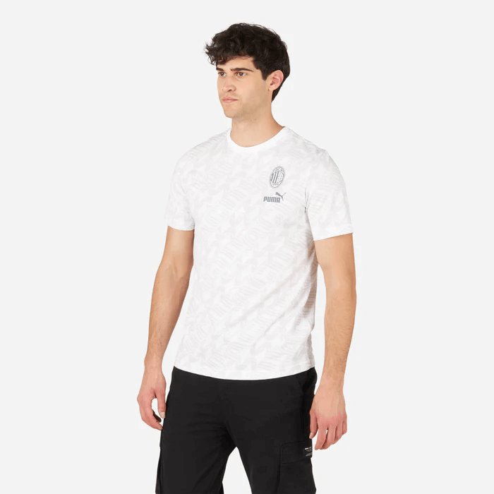 A person in a white shirt

Description automatically generated