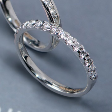 Newbridge Silverware 18ct White Gold Micro setting half eternity ring 14 brilliant cut diamonds 2