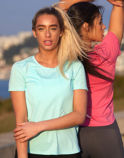 https://cdn.shopify.com/s/files/1/0492/7828/8032/products/ECOM-LIFESTYLE-SPLIT-RUN-FREE-TEE-MINT-FLASH-PINK-8_550x550.jpg?v=1650468992