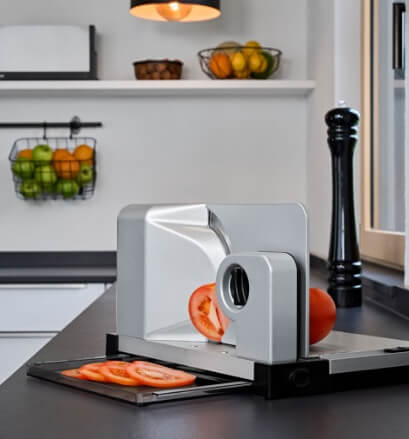 Ritter Elexa 5 Silver Foldable Kitchen Slicer cutting a tomato