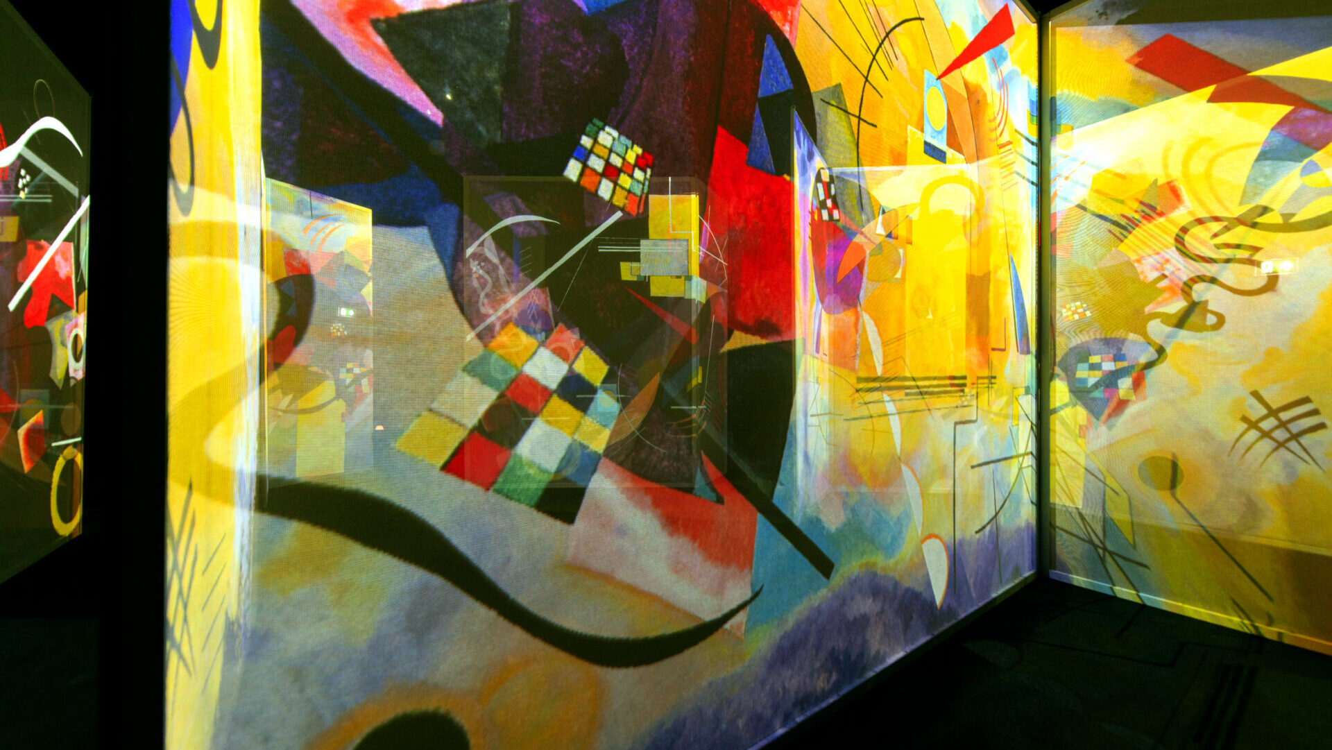 Kandinsky-inspired immersive projection at Frameless London